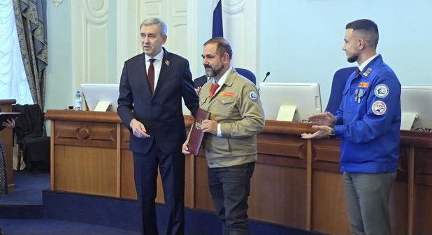 В областном парламенте отмечены активисты Омского областного студенческого отряда