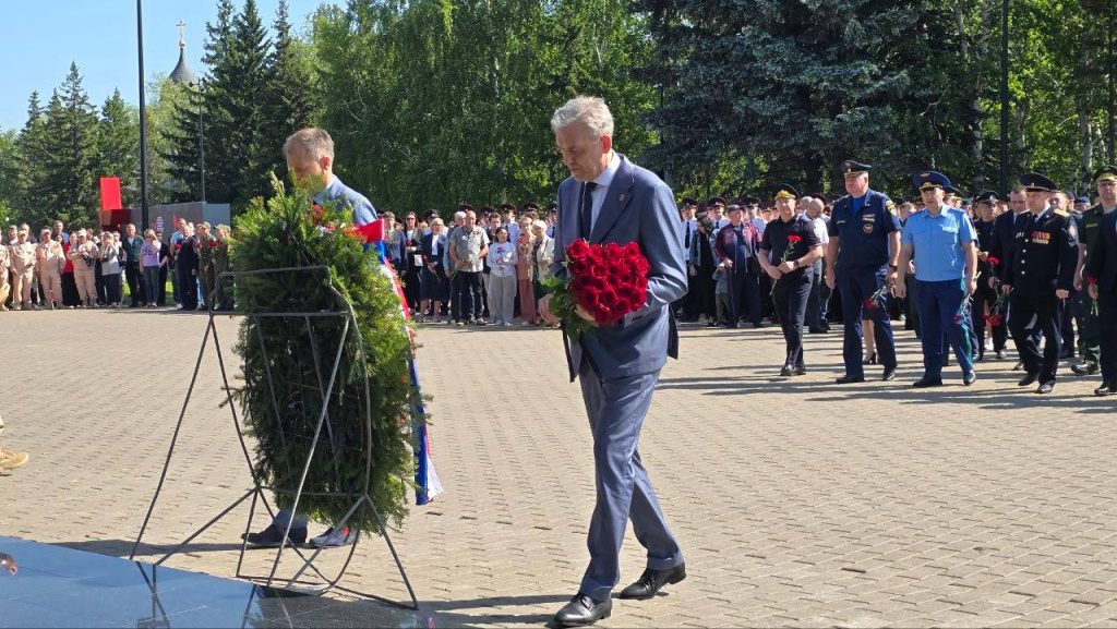 Спикер и депутаты областного парламента принимают участие в мероприятиях ко Дню памяти и скорби
