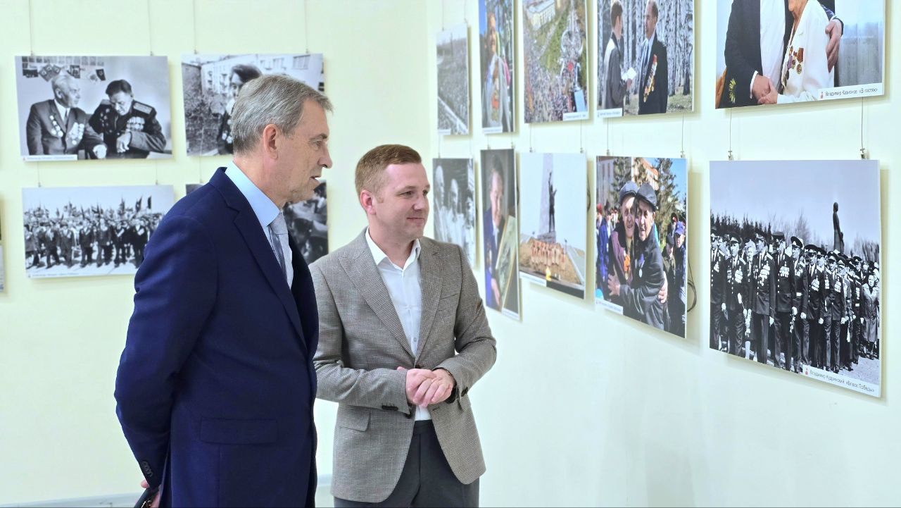 Спикер областного парламента посетил фотовыставку "Забвению не подлежит"