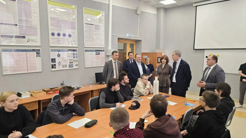 Накануне Дня космонавтики спикер областного парламента встретился со студентами ОмГТУ