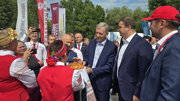 Александр Артемов посетил выставку "АгроОмск-2025"