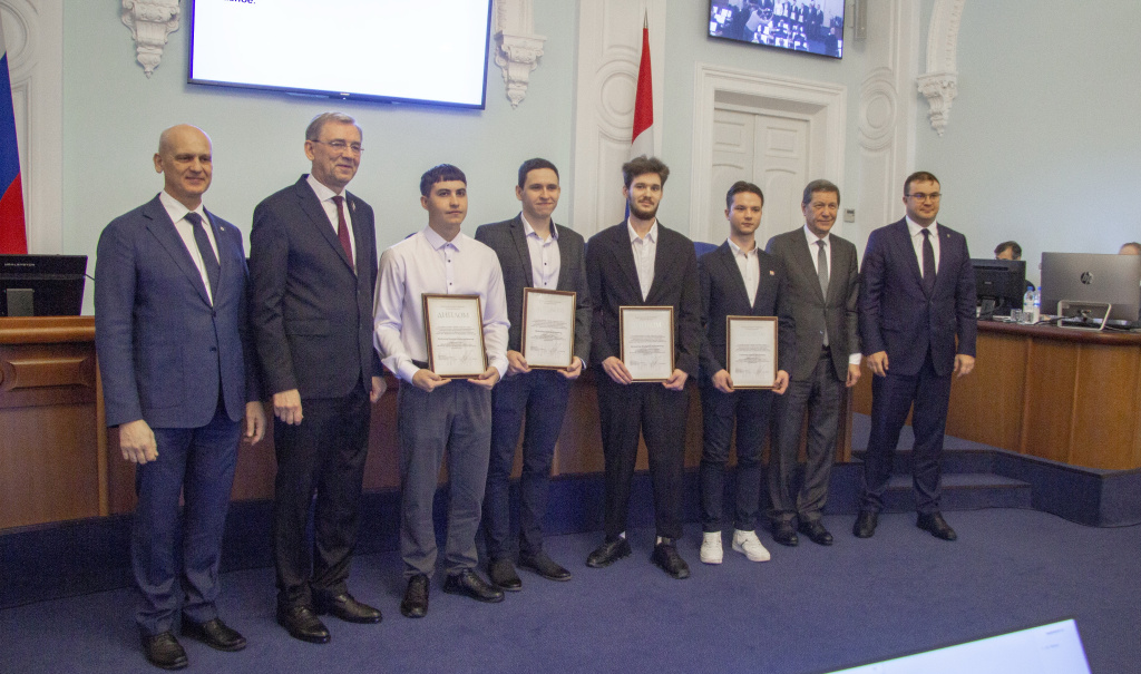 В областном парламенте вручены дипломы лучшим студентам ОмГТУ, удостоенным стипендии им. В.А. Варнавского