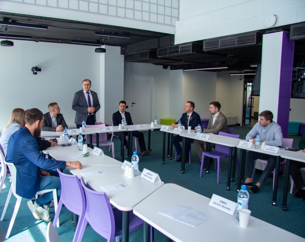 Молодежная палата депутатов при областном парламенте провела заседание на базе кампуса "Школы 21"