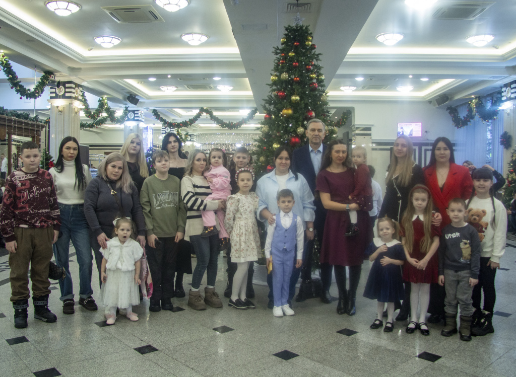 Семьи участников СВО приняли поздравления с наступающим Новым годом от спикера парламента